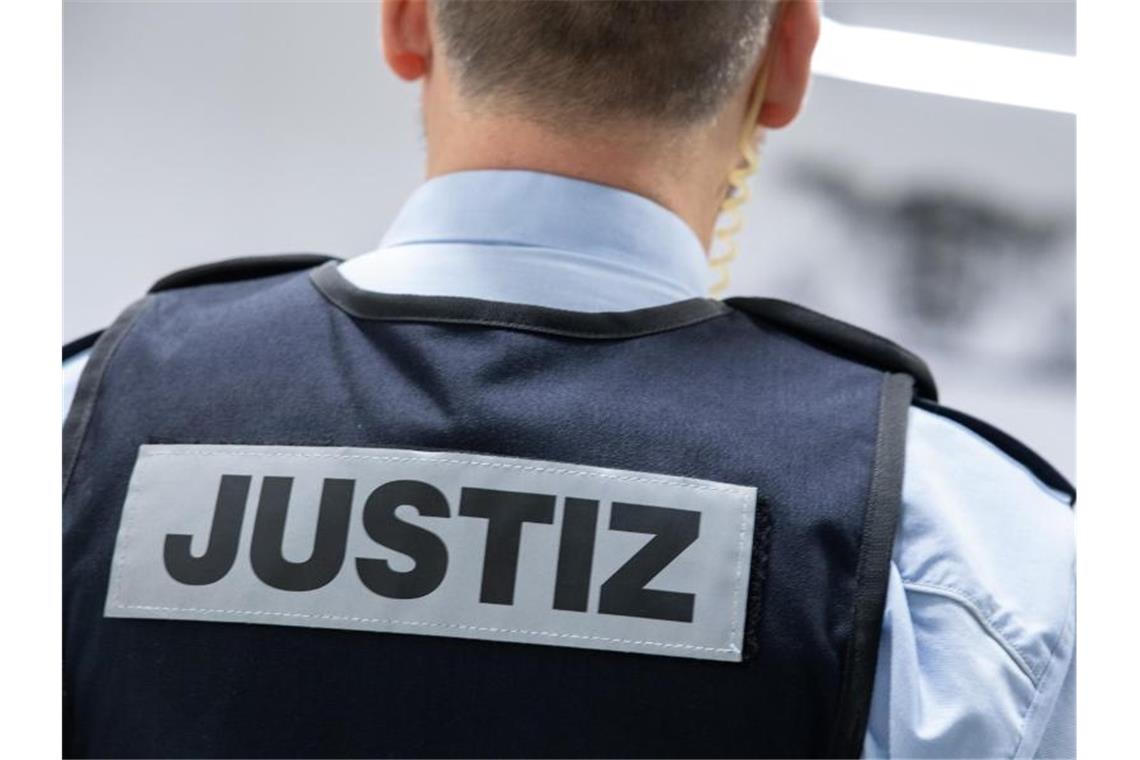 Tod durch 35 Stiche: 28-Jähriger vor Gericht Ein Justizbeamter steht in einem Gerichtssaal. Foto: Sebastian Gollnow/dpa/Symbolbild
