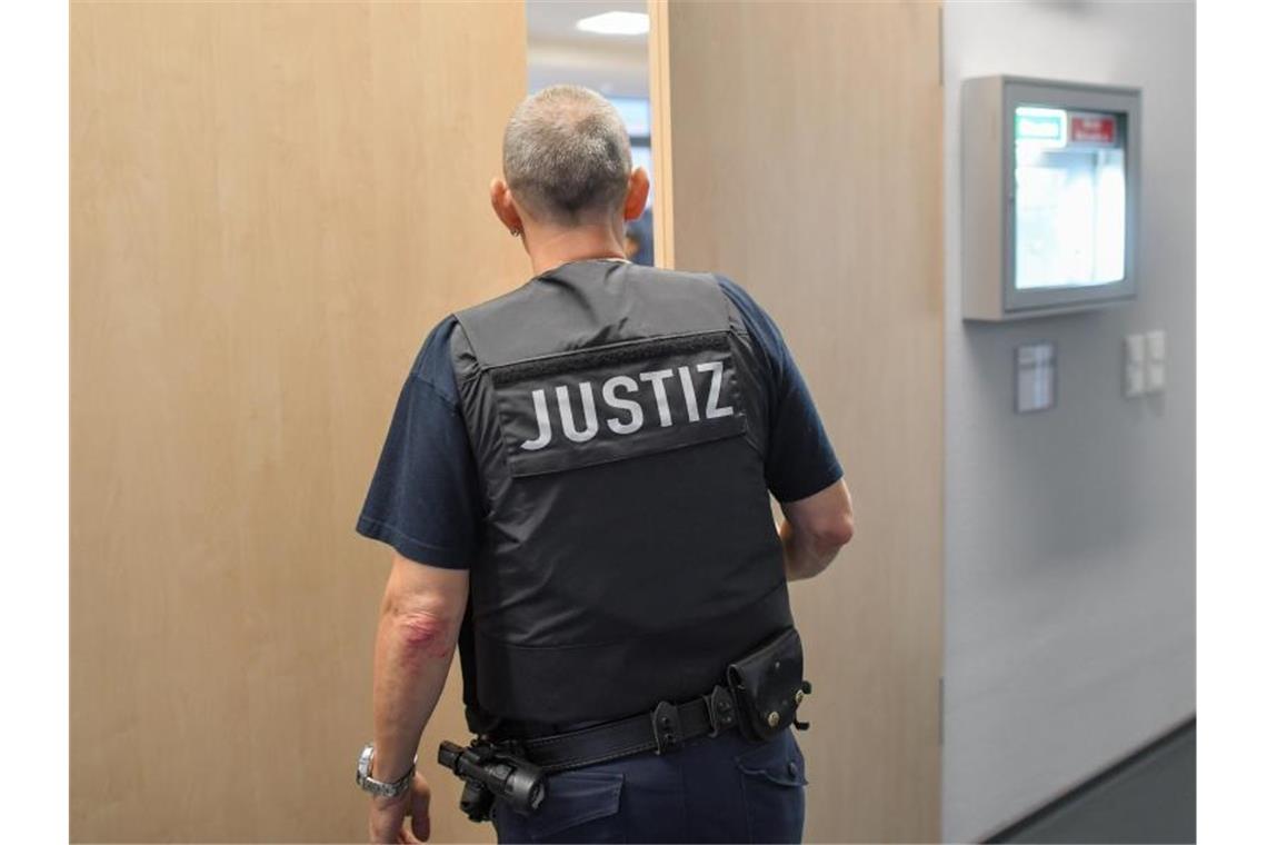 Zahl der Angriffe auf Justizvollzugsangestellte gestiegen Ein Justizmitarbeiter. Foto: Patrick Pleul/zb/dpa/Archivbild