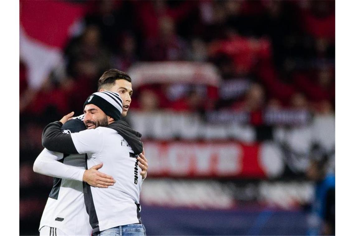 Flitzer nerven Leverkusener: „Sollen die Scheiße weglassen“ Ein Juve-Fan schaffte es als Flitzer auf's Feld, um Superstar Cristiano Ronaldo zu huldigen. Foto: Rolf Vennenbernd/dpa