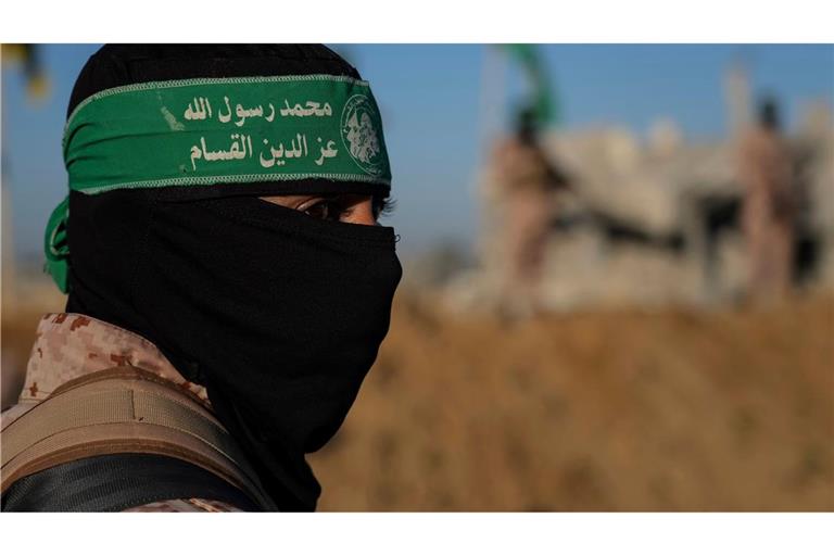 Ein Kämpfer der islamistischen Terrororganisation Hamas bei früherer Waffenruhe. (Archivbild)