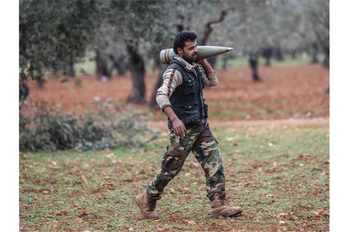 Erdogan verkündet Angriffe auf mehrere Ziele in Syrien Ein Kämpfer der Nationalen Befreiungsfront trägt einen Raketenkopf während eines Großangriffs durch Oppositionsaktivisten auf syrische Regierungstruppen. Foto: Anas Alkharboutli/dpa