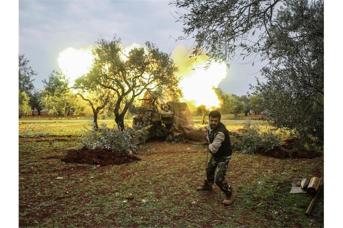 Erdogan verkündet Angriffe auf mehrere Ziele in Syrien Ein Kämpfer der oppositionellen Nationalen Befreiungsfront feuert eine Rakete in Richtung syrischer Regierungstruppen ab. Foto: Anas Alkharboutli/dpa