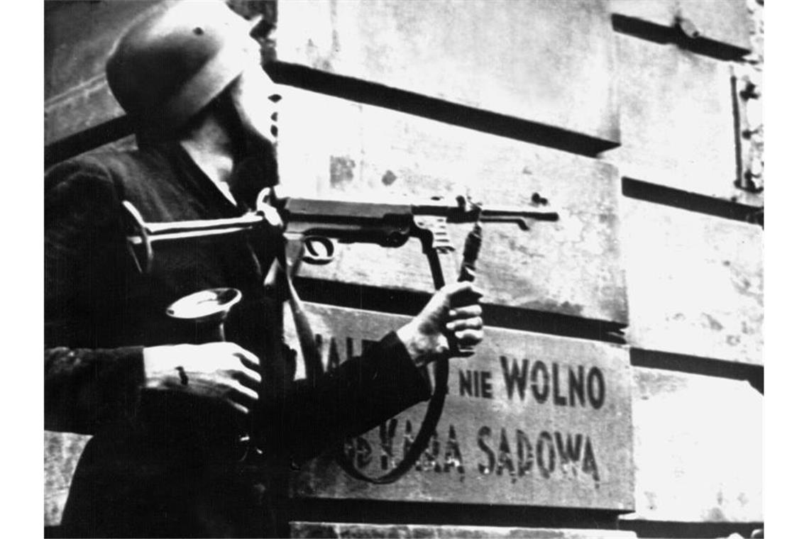 Maas bittet Polen um Vergebung für Nazi-Verbrechen Ein Kämpfer der polnischen Heimatarmee AK („Armia Krajowa“) während der Straßenkämpfe in Warschau. Foto: PRASA
