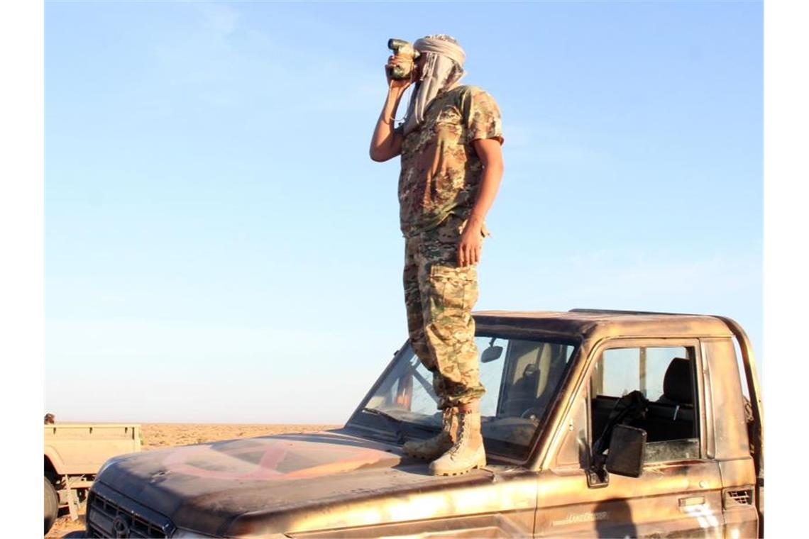 Ein Kämpfer der von den Vereinten Nationen unterstützten libyschen Regierung des Nationalen Abkommens(GNA) steht in der Nähe des Luftwaffenstützpunktes Watya. Foto: Hamza Turkia/XinHua/dpa