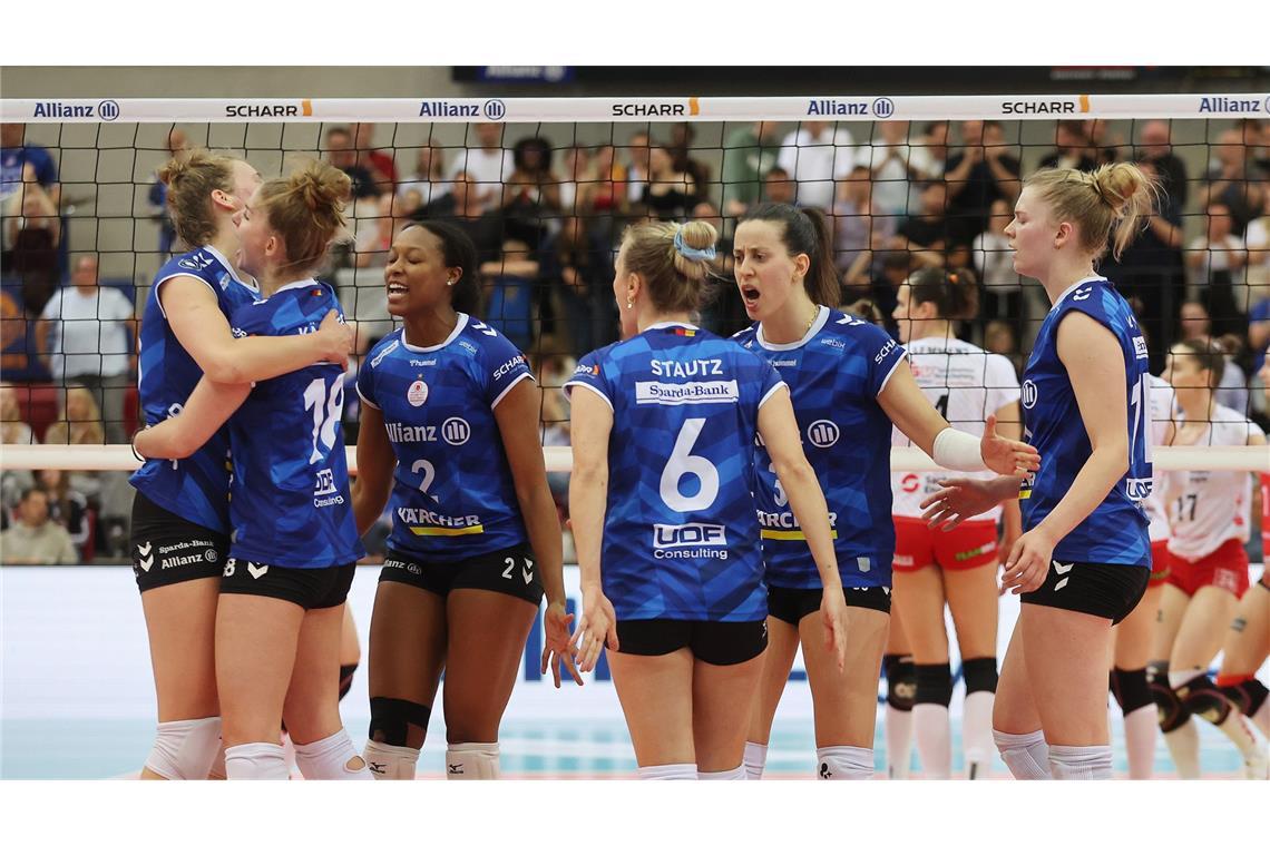 Die emotionalen Bilder eines traurigen Volleyball-Abends Ein kämpferisches Team