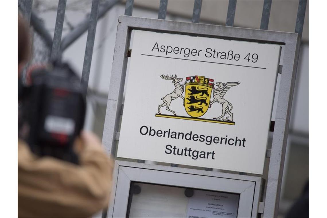 Ein Kameramann filmt ein Schild, das auf das Oberlandesgericht in Stuttgart hinweist. Foto: Marijan Murat/Archiv