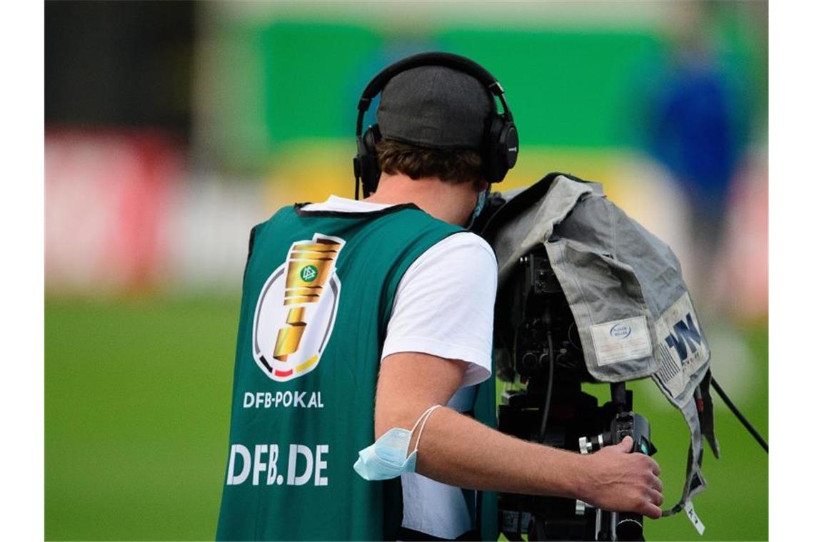 Ein Kameramann während eines Erstrundenspiels im DFB-Pokal. Foto: Swen Pförtner/dpa