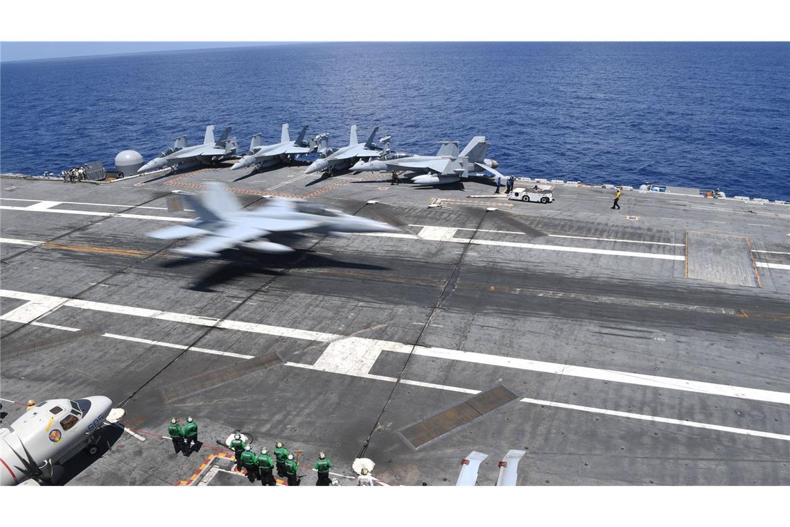 Ein Kampfflieger landet auf dem Flugzeugträger Abraham Lincoln.