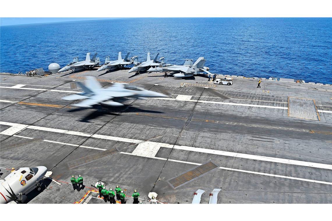 Ein Kampfflieger landet auf dem Flugzeugträger Abraham Lincoln.