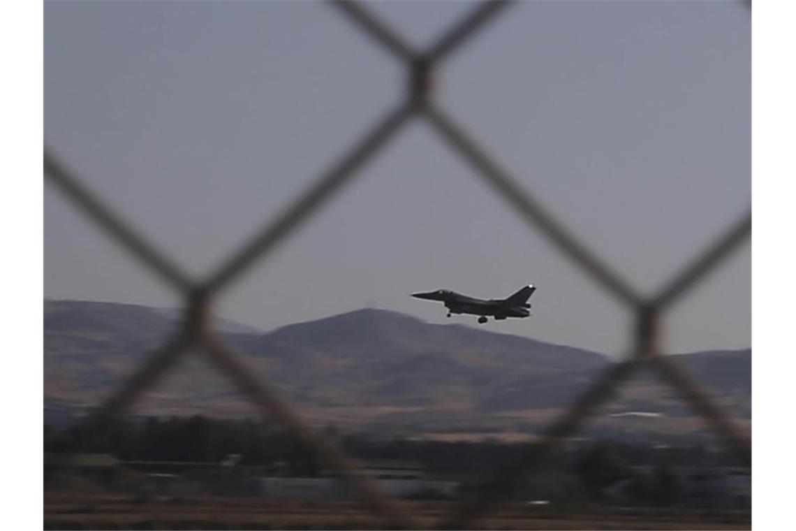 Ein Kampfflugzeug der Reihe F-16 der griechischen Luftwaffe landet auf dem zyprischen Luftwaffenstützpunkt Andreas Papandreou. Foto: Petros Karadjias/AP/dpa