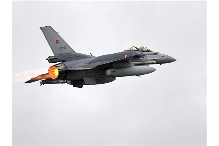 Ein Kampfflugzeug der türkischen Luftwaffe vom Typ F-16 (Archiv). Foto: Ingo Wagner/dpa