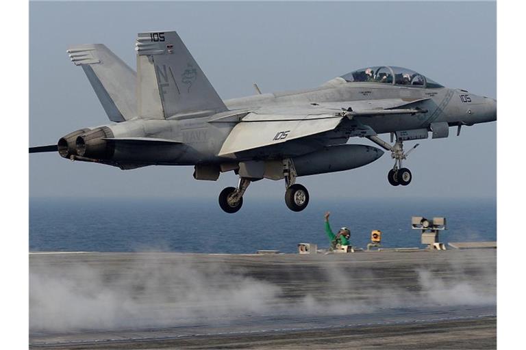 Ein Kampfflugzeug vom Typ F/A-18 Hornet startet vom Fleugzeugträger USS Ronald Reagan vor der südkoreanischen Küste. Foto: Song Kyung-Seok / Pool/epa/dpa