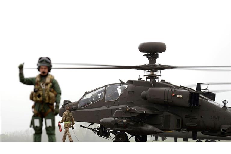 Ein Kampfhubschrauber der britischen Armee wird auf der Wattisham Flying Station für den Start vorbereitet. Bald macht er sich auf den Weg zur Übung mit weiteren Nato-Verbündeten in Estland.