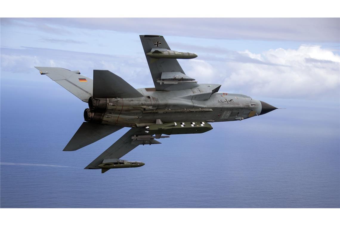 Ein  Kampfjet Tornado  bestückt mit dem Lenkflugkörper Taurus