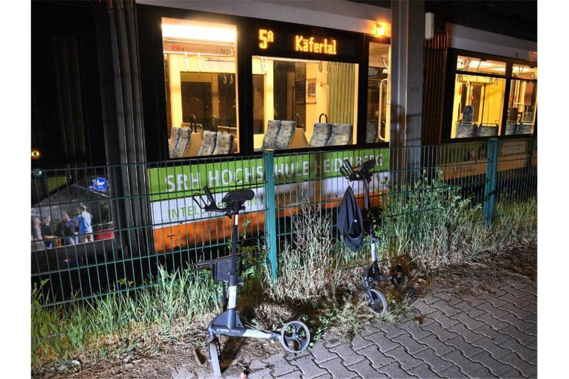 Ein kaputter Rollator ist vor der Straßenbahnlinie 5a zu sehen. Foto: Rene Priebe/dpa