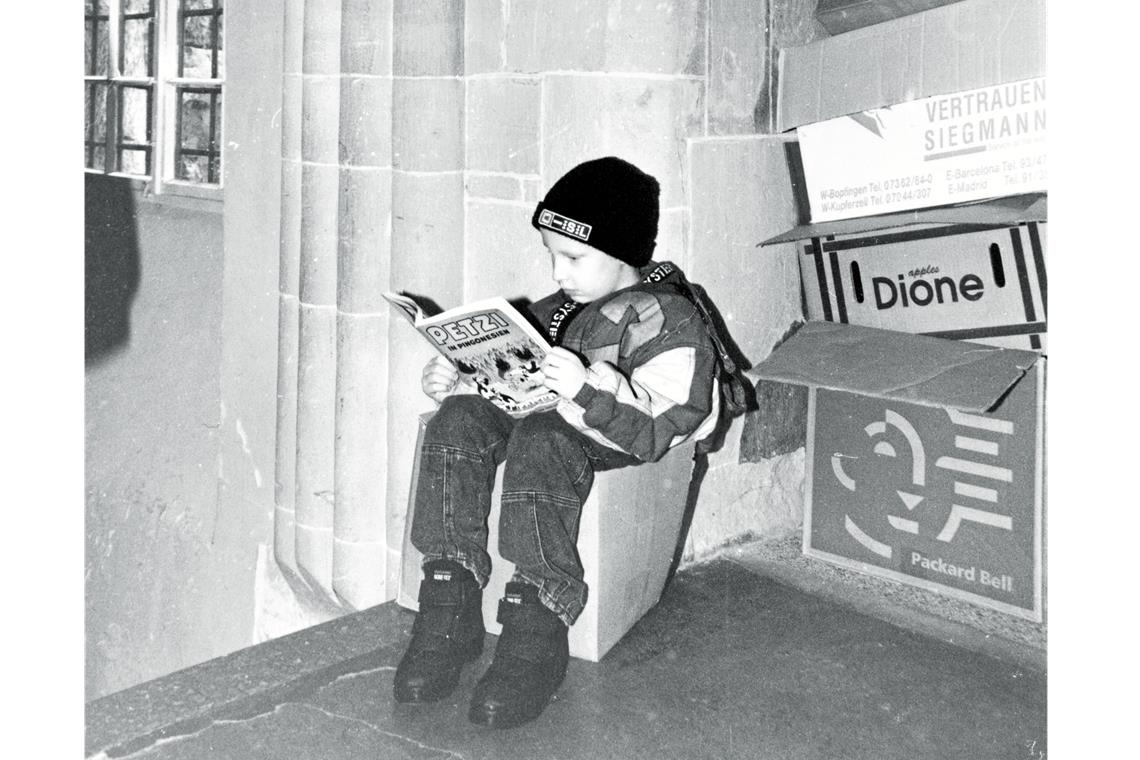 Ein Karton dient als Lesesessel: Beim LiteraTour-Bücherflohmarkt in den 1990er-Jahren im Turmschulhaus. Foto: U. Schielke