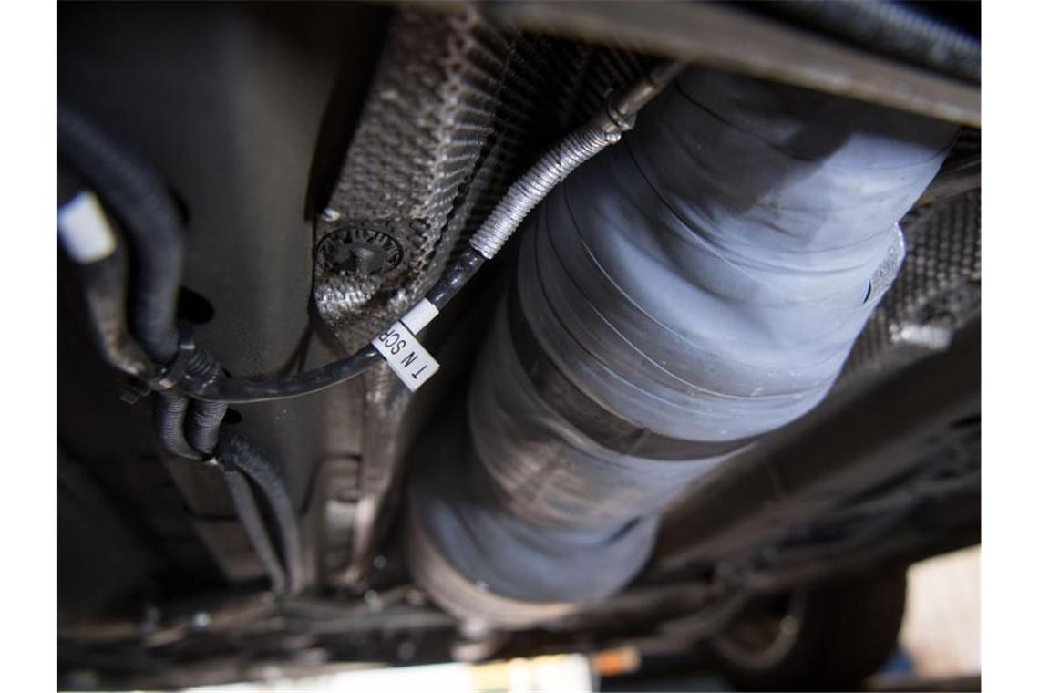 Mutmaßliche Katalysatoren-Diebe in U-Haft Ein Katalysator ist am Unterboden Autos zu sehen. Foto: Marijan Murat/dpa/Symbolbild