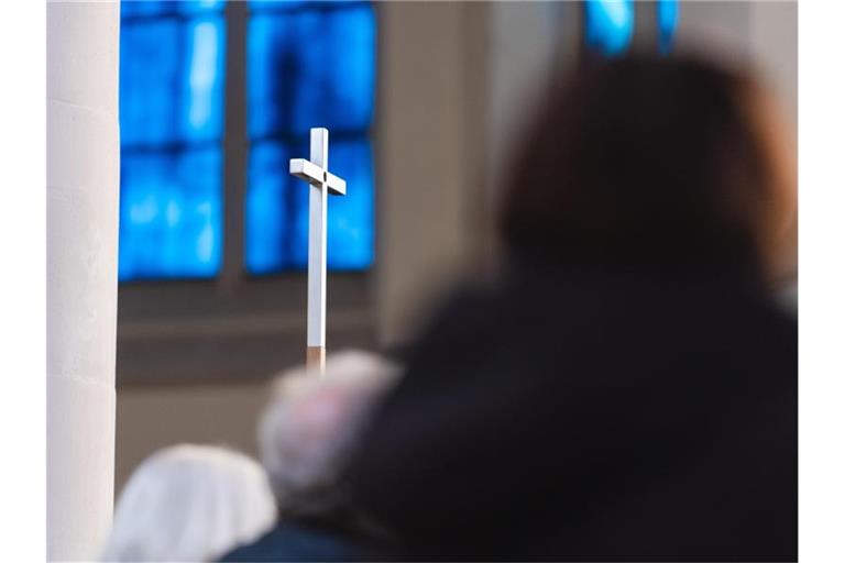 Ein katholischen Priester ist wegen sexuellen Kindesmissbrauchs zu zwölf Jahren Haft verurteilt worden (Symbolbild). Foto: Nicolas Armer/dpa