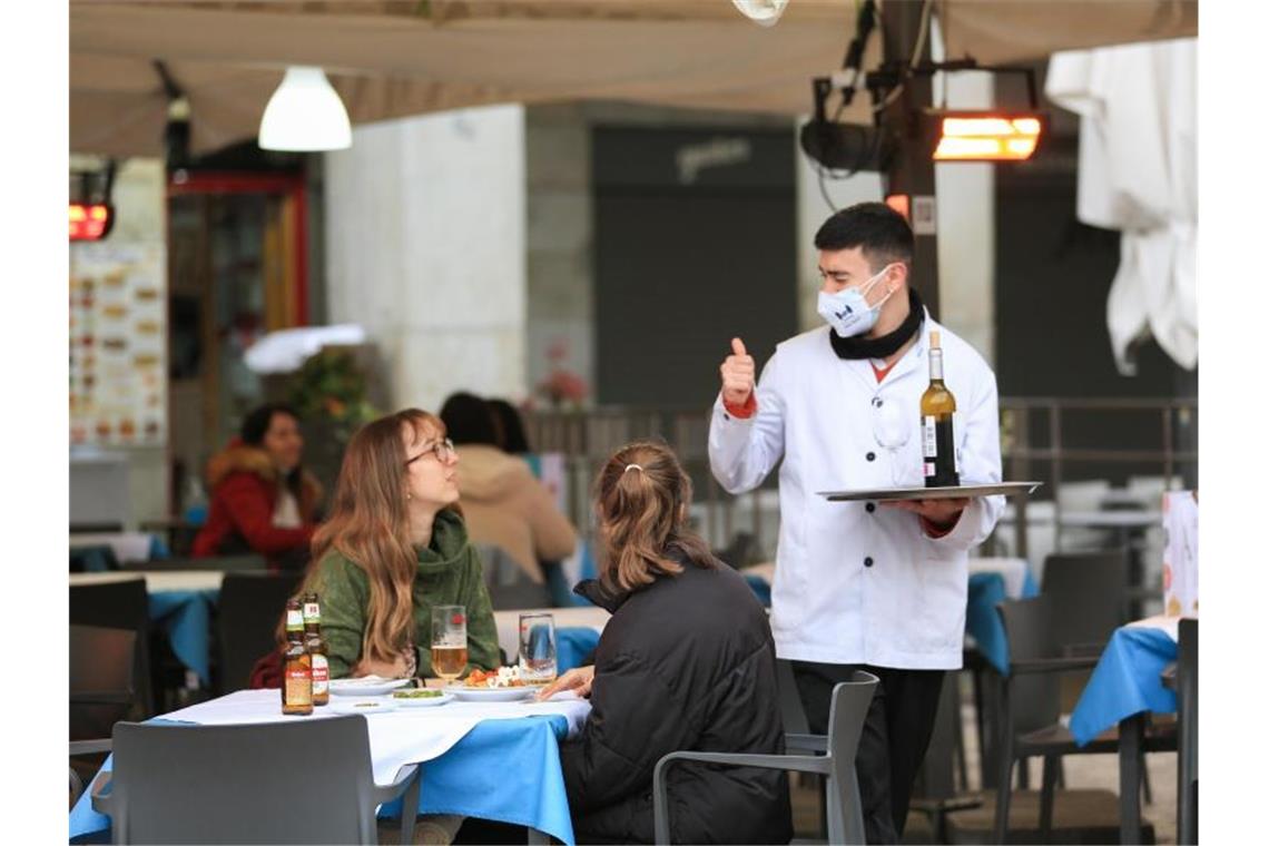 Deutsche Reisebranche erwartet weiterhin hartes Jahr Ein Kellner bedient zwei Kundinnen auf der Terrasse einer Bar im Zentrum von Madrid. Foto: Tamara Rozas/Europapress/dpa