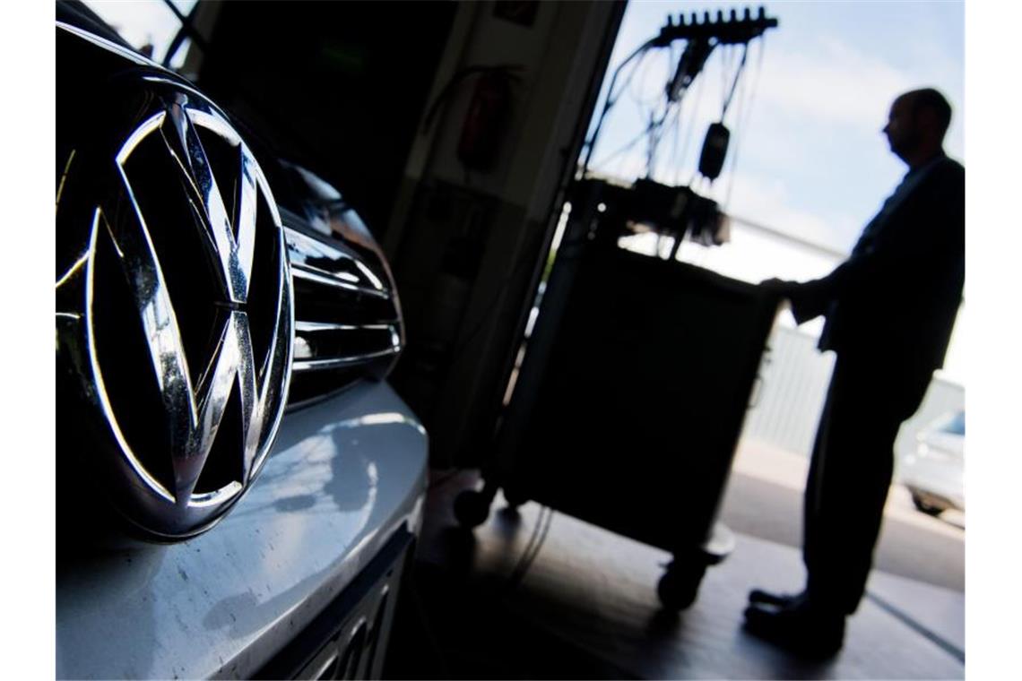 830 Mio. für VW-Dieselkunden - aber der Streit geht weiter Ein Kfz-Meister lädt ein Software-Update auf einen Volkswagen Golf mit einem 2,0-Liter-Dieselmotor. Foto: Julian Stratenschulte/dpa