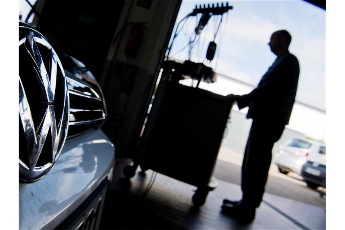 BGH: Kein Schadenersatz von VW wegen Software-Update Ein Kfz-Meister lädt im Rahmen einer Rückrufaktion zum Abgasskandal ein Software-Update auf einen Volkswagen Golf. Foto: Julian Stratenschulte/dpa