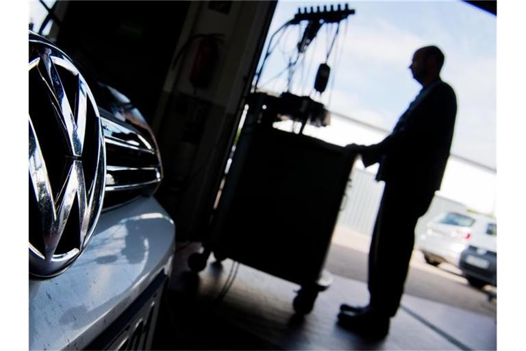 Ein Kfz-Meister lädt im Rahmen einer Rückrufaktion zum Abgasskandal ein Software-Update auf einen Volkswagen Golf. Foto: Julian Stratenschulte/dpa
