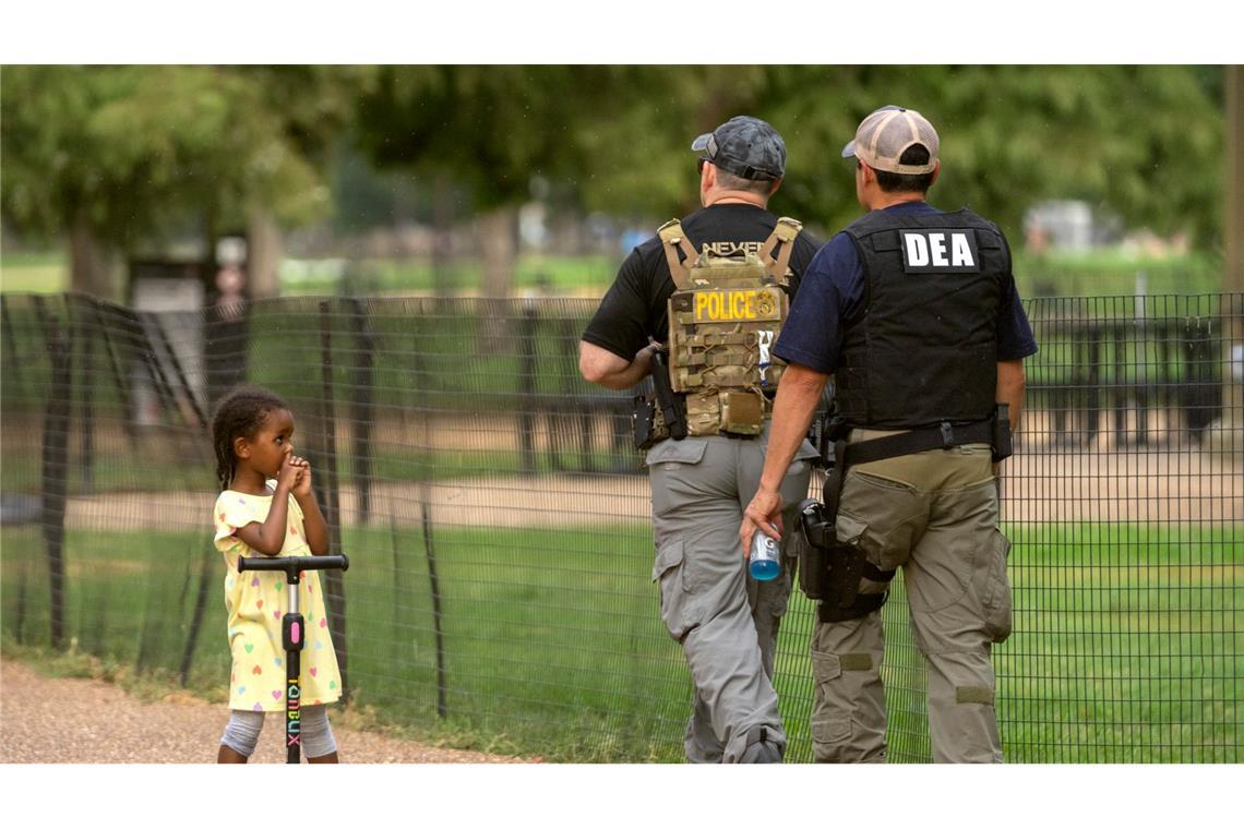 Bilder des Tages Ein Kind beobachtet, wie Beamte der Drug Enforcement Administration entlang der National Mall in Washington patrouillieren.