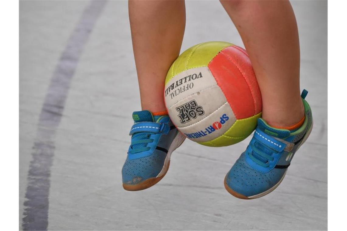 Ein Kind hüpft mit einem Ball zwischen den Beinen. Foto: Patrick Pleul/Archivbild