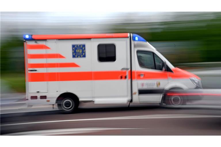 Ein Kind ist in Hamburg aus einem Obergeschoss gefallen und in ein Krankenhaus gebracht worden (Archivbild).