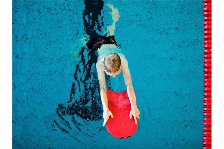 Ein Kind nimmt an einem Schwimmkurs teil. Foto: Rolf Vennenbernd/Archivbild