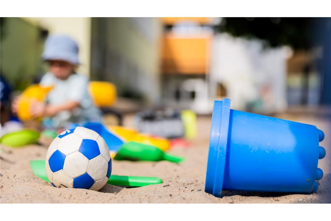 Buchhändler Thalia kauft zwei Spielwaren-Firmen Ein Kind spielt in einem Sandkasten - wo haben dessen Eltern wohl Eimerchen, Schaufeln und den kleinen Ball gekauft, im Internet oder im Geschäft?