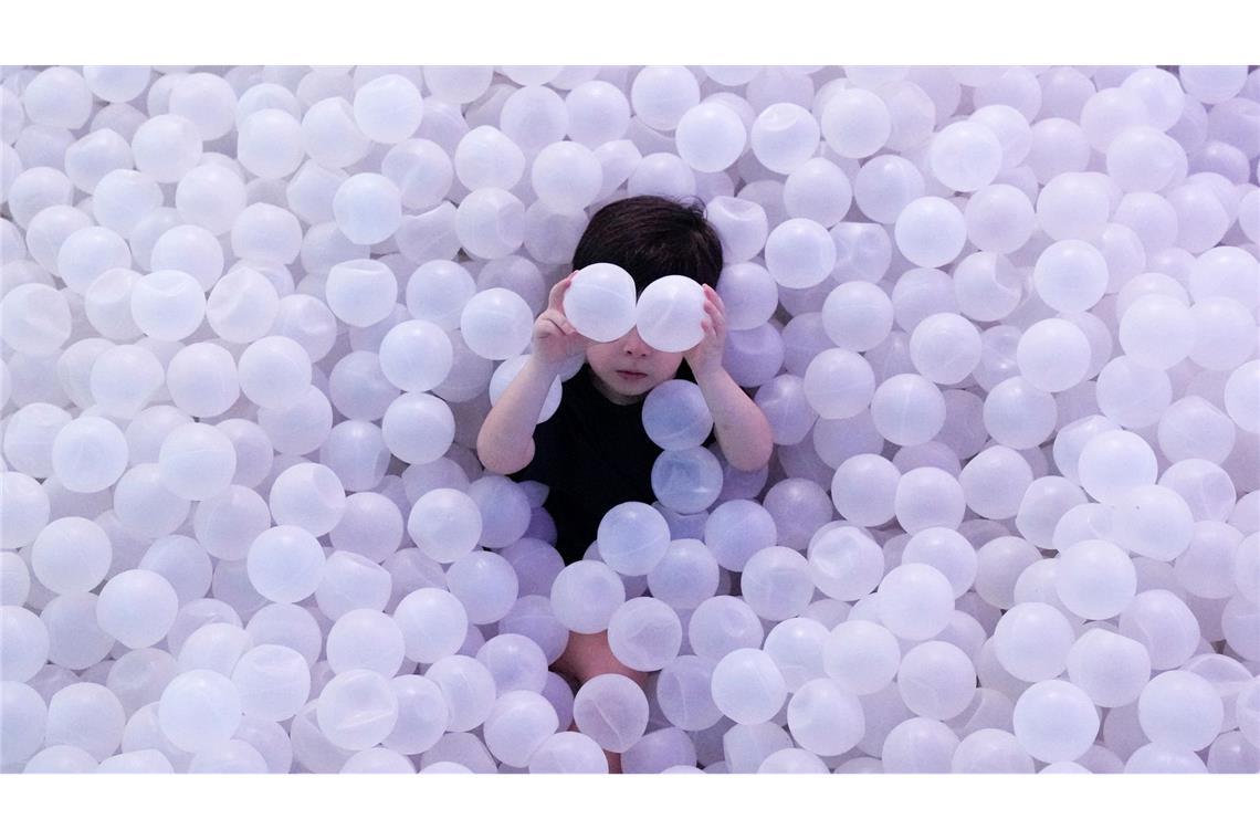 Ein Kind spielt in einer Ballgrube während einer immersiven Ausstellung im Megapolis Outlets Center in Panama-Stadt.