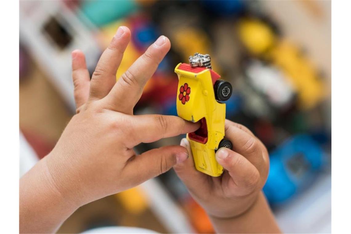 Schaukasten mit Modellautos geplündert: Kinder verdächtigt Ein Kind spielt mit einem Autos. Foto: picture alliance / Andreas Arnold/dpa/Symbolbild