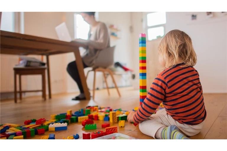 Ein Kind spielt, während die Mutter in Ruhe arbeitet - alles im Lot dank guter Regeln?