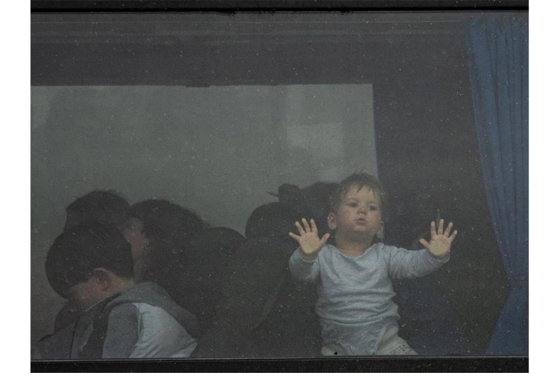 Immer mehr Menschen fliehen aus der Ukraine Ein Kind steht im Fenster eines Busses, der am Grenzübergang Porubne in der Westukraine auf die Überfahrt nach Rumänien wartet. Foto: Lorena Sopêna/EUROPA PRESS/dpa