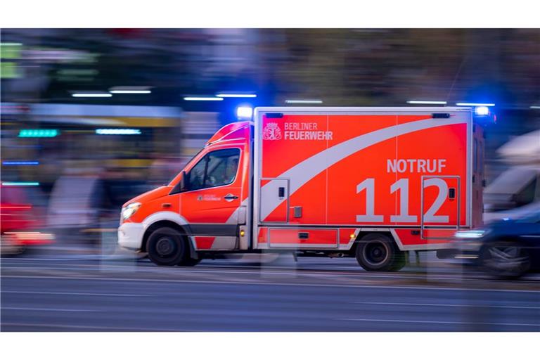 Ein Kind stürzt in Berlin-Marzahn aus dem Fenster in einem Hochhaus. (Symbolbild)