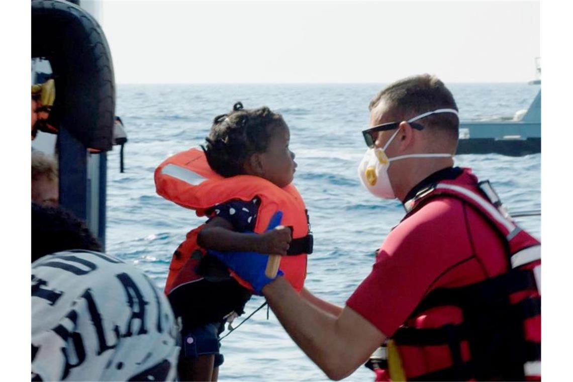 Ein Kind wird vom Seenotrettungsschiff „Alan Kurdi“ auf ein Schiff der maltesischen Armee gehoben. Foto: Sea Eye