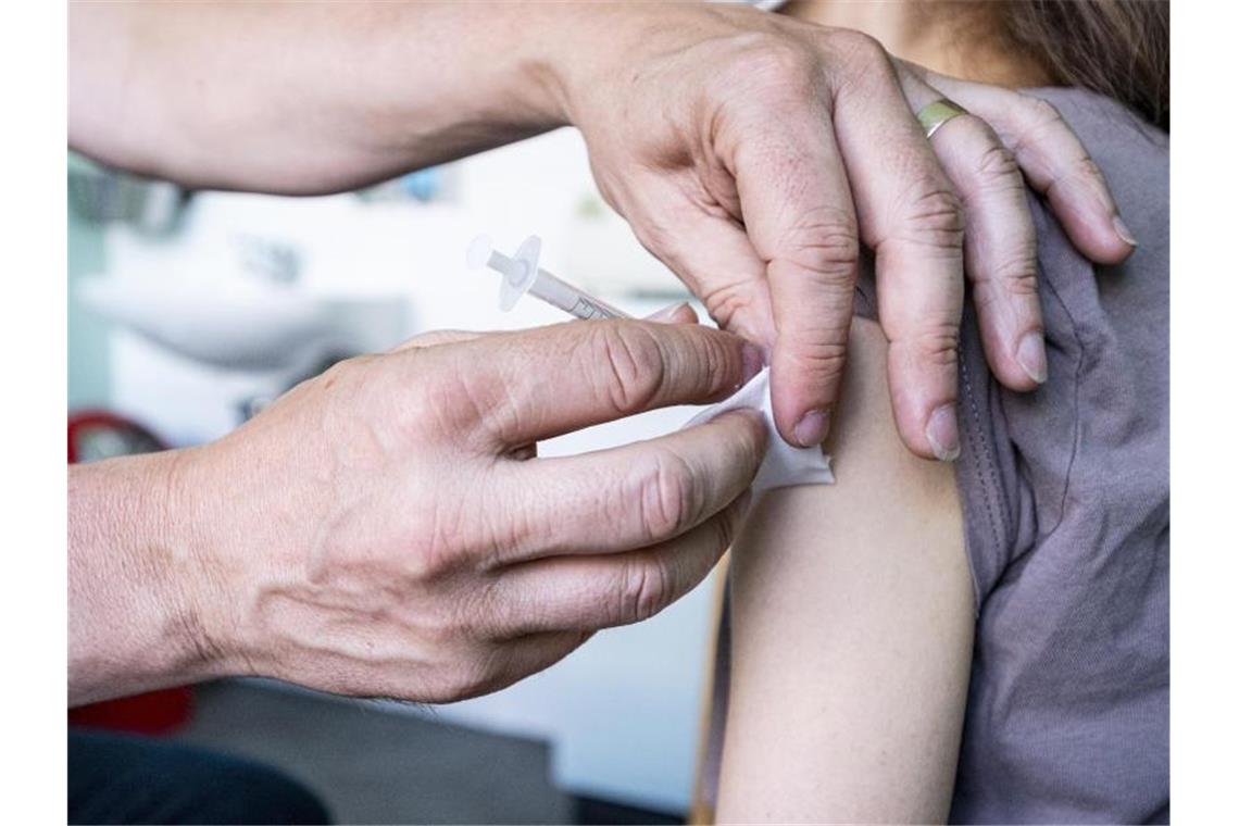 Impfkommission nun für Corona-Impfung für alle Kinder ab 12 Ein Kinder- und Jugendarzt impft eine Jugendliche mit dem Corona-Impfstoff Comirnaty von Biontech/Pfizer. Foto: Fabian Sommer/dpa