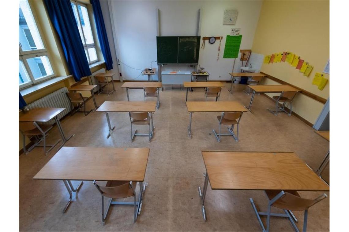Ein Klassenzimmer im Rupprecht-Gymnasium in München ist mit dem vorgeschriebenen Mindestabstand aufgestellt. Foto: Sven Hoppe/dpa
