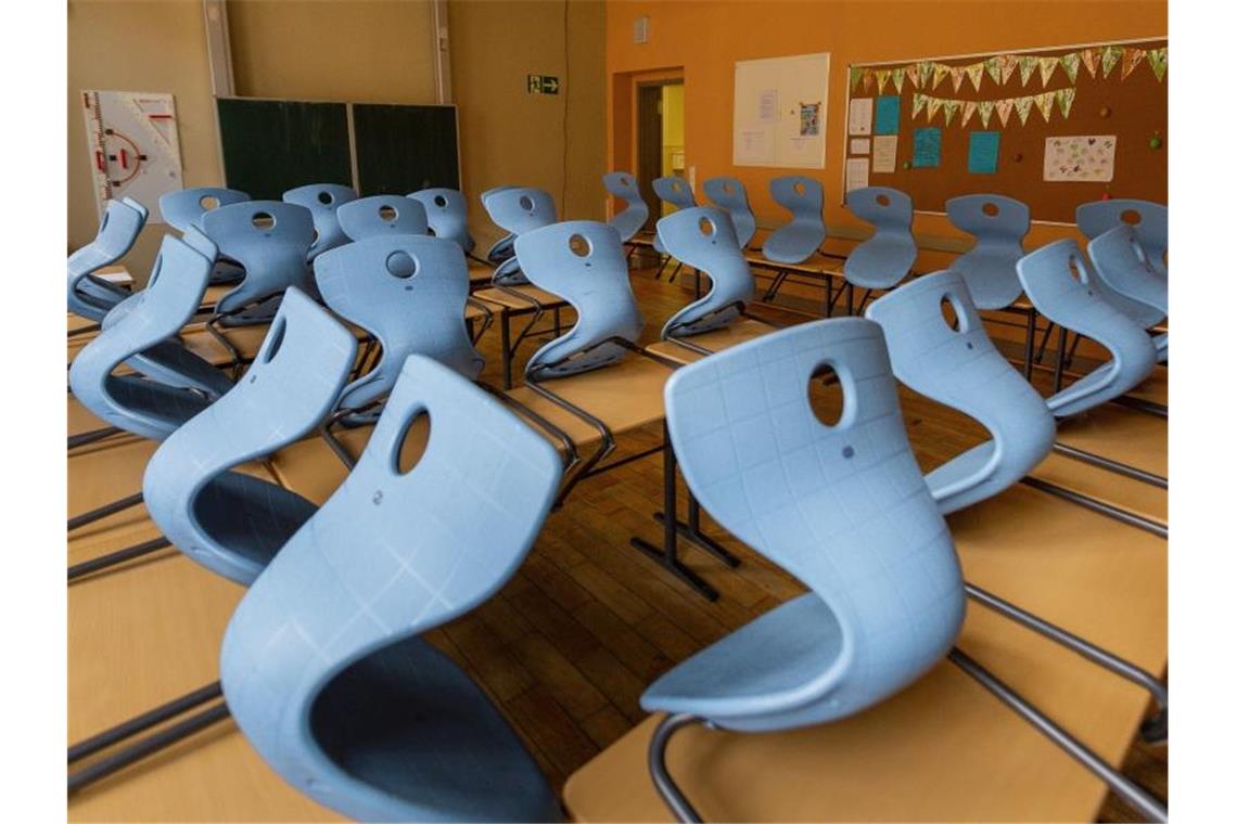 Schulöffnung ade: Stuttgart und Ulm ziehen Notbremse Ein Klassenzimmer ist leer und verwaist. Foto: Holger John/dpa-Zentralbild/dpa