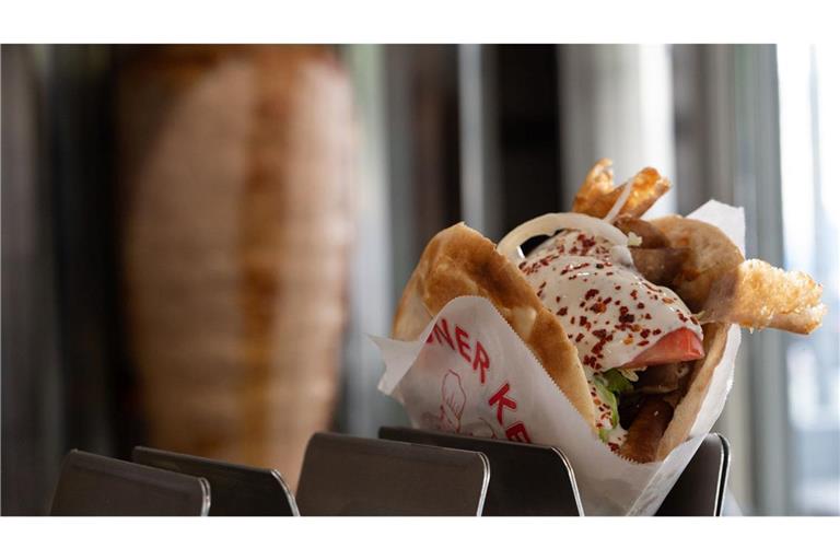 Ein Klassiker der deutschen Imbisskultur: Der Döner gehört für viele zum Alltag – doch in dem schnellen Snack steckt harte Arbeit. (Archivbild)