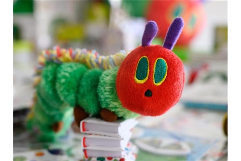 Ein Kleine Raupe Nimmersatt-Kuscheltier liegt auf einem Tisch. Foto: Christophe Gateau