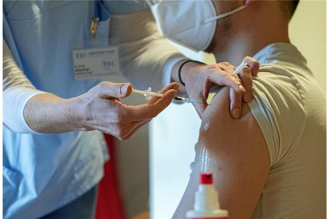Neue Coronaimpfung ist im Rems-Murr-Kreis stark nachgefragt Ein kleiner Pieks, der Leben retten kann: Die Stiko empfiehlt besonders Gefährdeten die Boosterimpfung. Foto: Jörg Fiedler