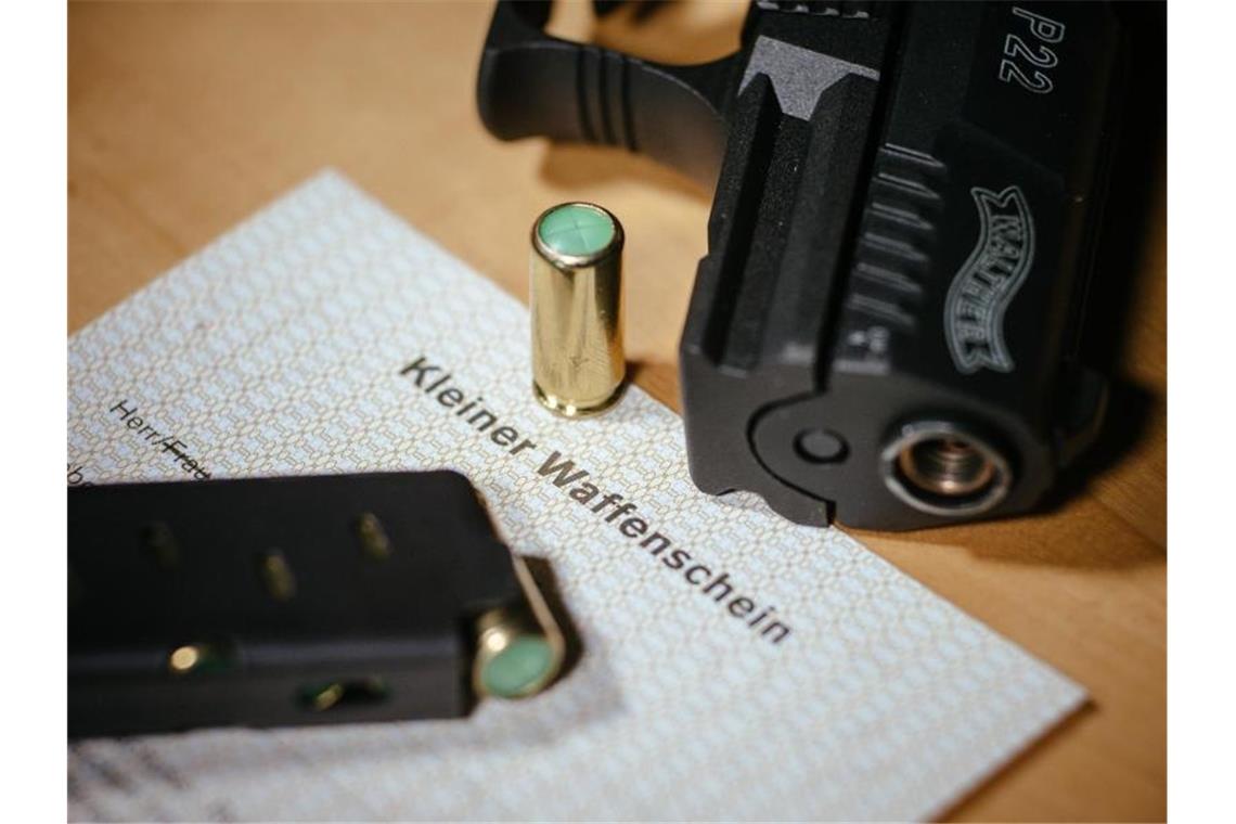 Ein Kleiner Waffenschein liegt zwischen einer „Walther P22“, einem Magazin und einer Knallpatrone. Foto: Oliver Killig/dpa-Zentralbild/dpa