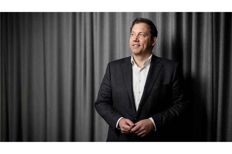 Ein kleines, aber feines Geschenk hat Vizekanzler Klingbeil für Merz zum Geburtstagsempfang mitgebracht.