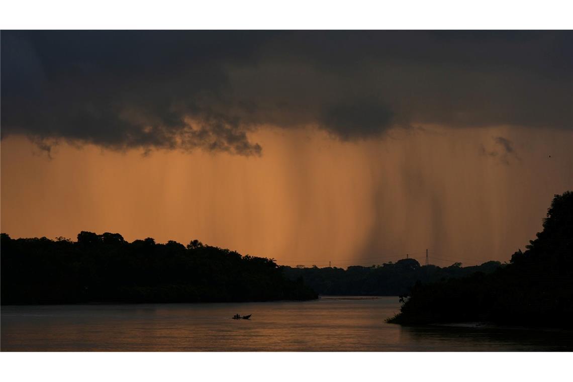 Ein kleines Boot überquert einen Fluss in der Nähe von Itacoa Miri in Brasilien.
