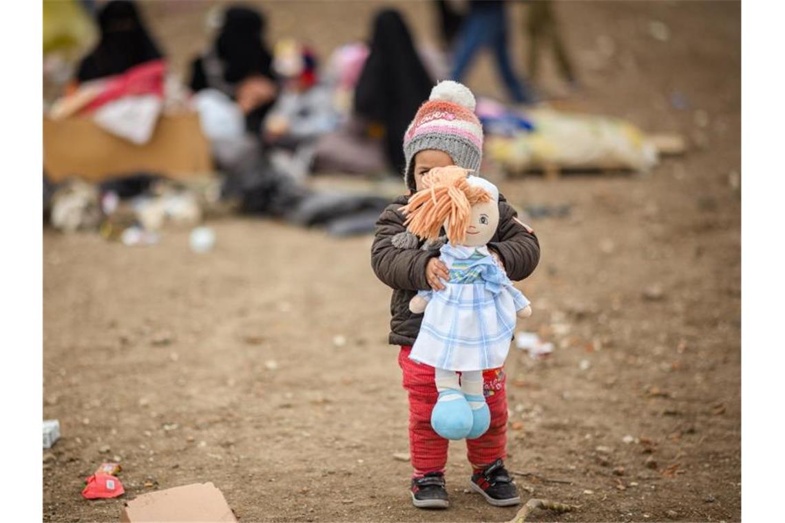 Ein kleines Mädchen aus Syrien steht inmitten von lagernden Flüchtlingen in der türkischen Grenzstadt Edirne. Foto: Mohssen Assanimoghaddam/dpa