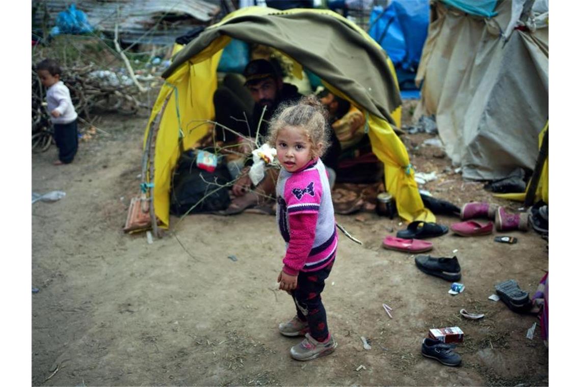 Ein kleines Mädchen in einem Flüchtlingslager an der türkisch-griechischen Grenze: Bei der Aufnahme minderjähriger Flüchtlinge sind die 27 EU-Staaten tief gespalten. Foto: Ismail Coskun/IHA/AP/dpa