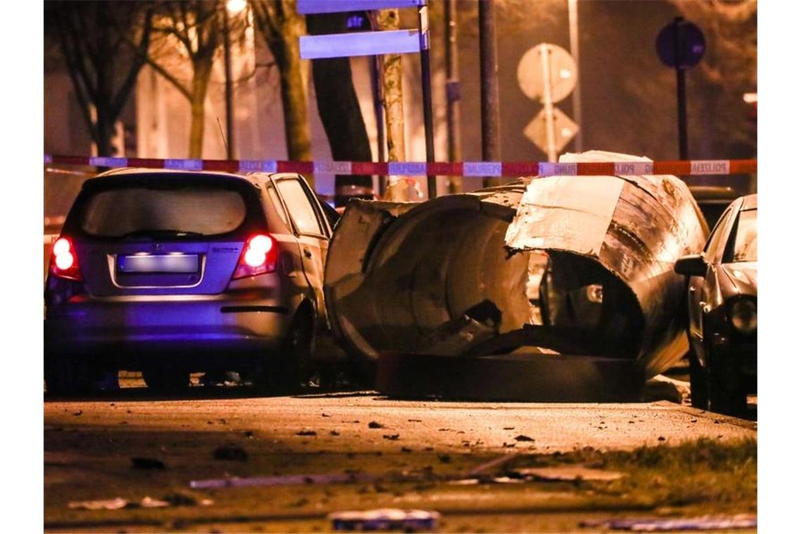 Ein Kleinfahrzeug steht neben einer umgefahrenen Litfaßsäule. Foto: Christoph Schmidt/dpa