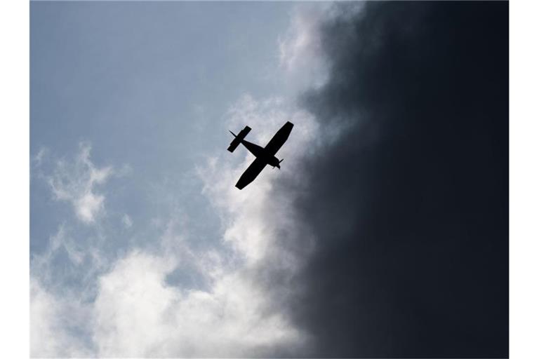 Ein Kleinflugzeug ist ersten Erkenntnissen zufolge beim Landeanflug abgestürzt. Foto: Julian Stratenschulte/dpa/Symbolbild